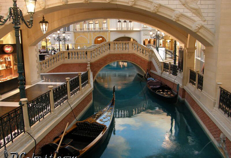 Венецианские каналы с гондолами на втором этаже казино Venetian. Las Vegas, Nevada