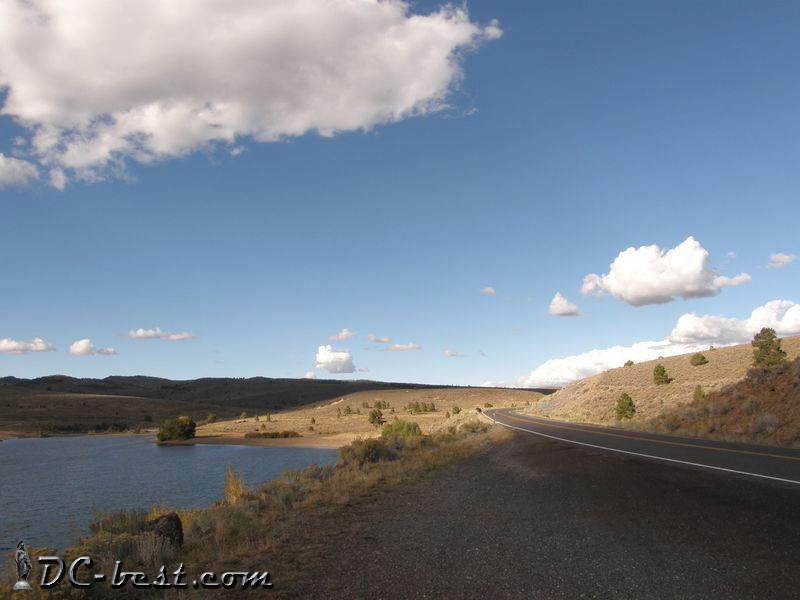 Дорога возле озера Navajo. Utah