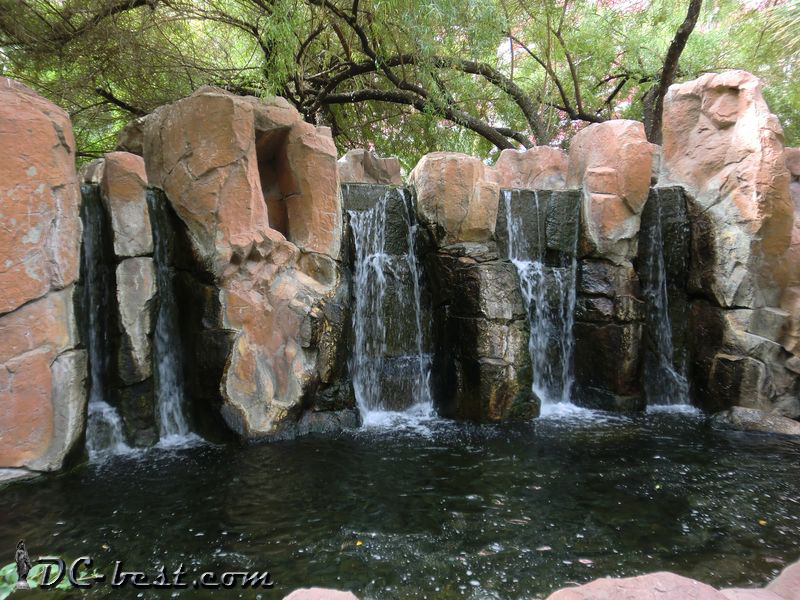 Водопады в тропическом саду казино Flamingo. Las Vegas, Nevada