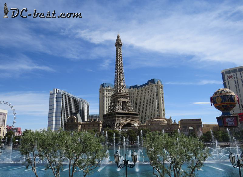 Эйфелева башня на фоне фонтанов казино Bellagio. Las Vegas, NV