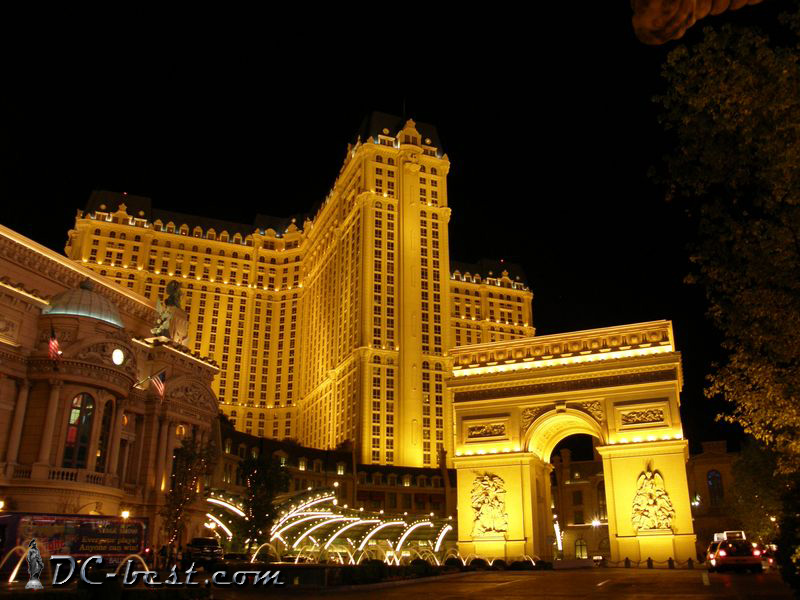 Триумфальная арка возле казино Paris Las Vegas. Las Vegas, Nevada