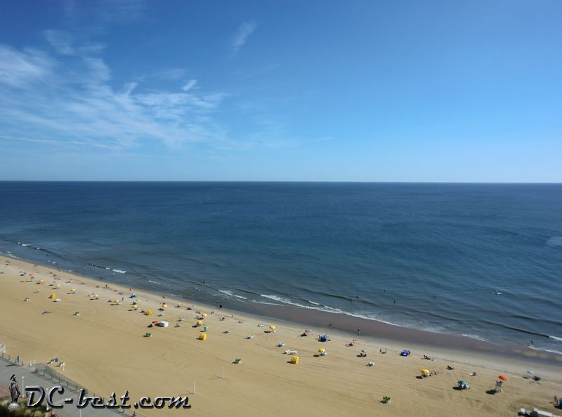 Песок пляжа в городе Virginia Beach, Virginia