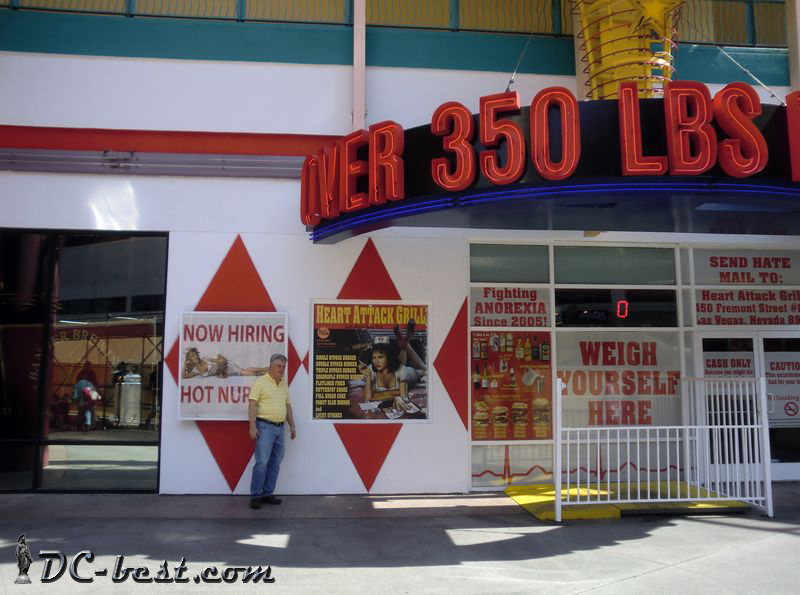 Электронные весы возле бара Heart Attack Grill. Las Vegas, Nevada
