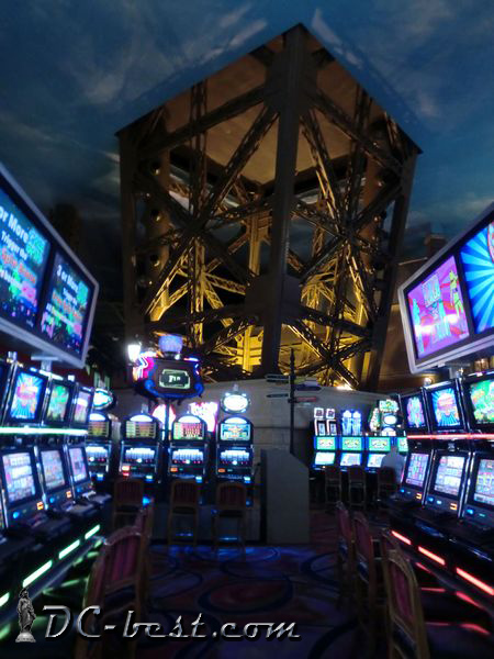 Нога Эйфелевой башни, прогрызшая дыру в потолке казино Paris Las Vegas. Las Vegas, Nevada