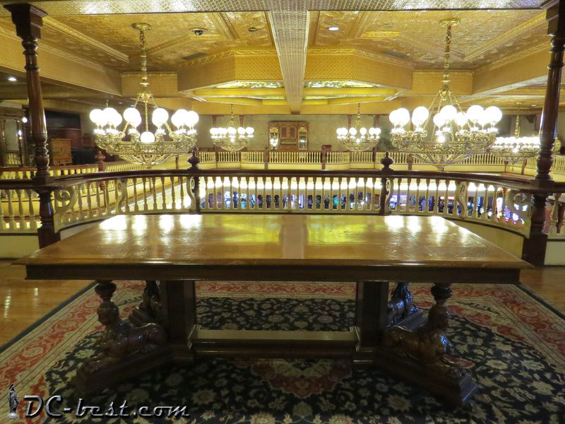 Стол из антикварной коллекции казино Main Street Station. Las Vegas, NV