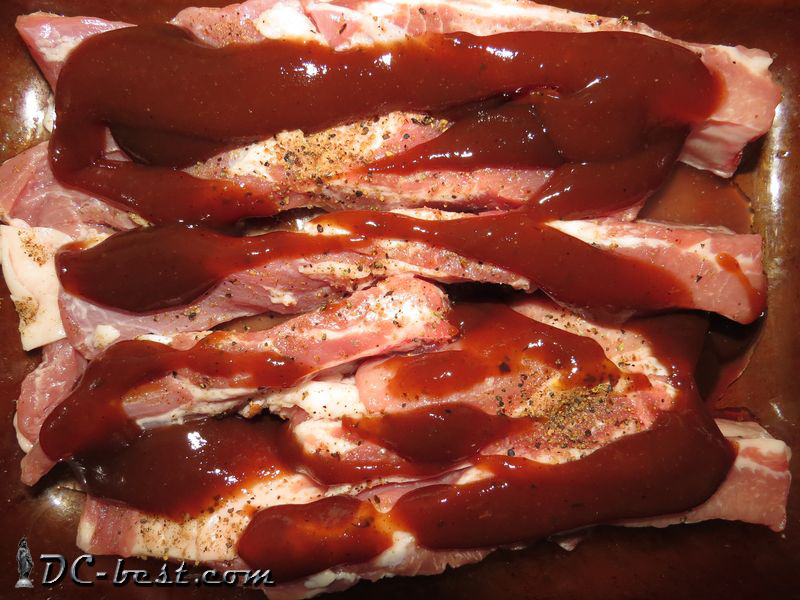 Свиные ребрышки со специями и соусом BBQ 