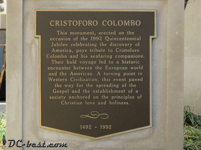 Табличка на памятнике Христофору Колумбу возле церкви Святого Розария в Вашингтоне