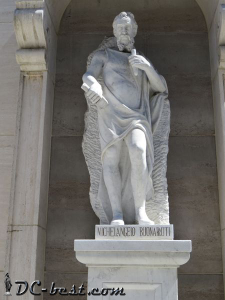 Статуя Michelangelo Buonarroti