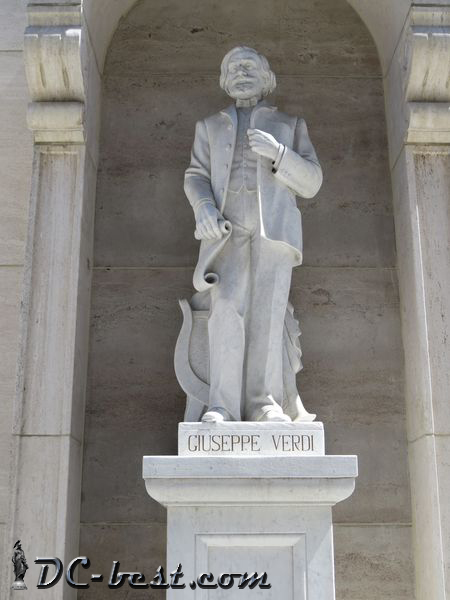 Статуя Джузеппе Верди