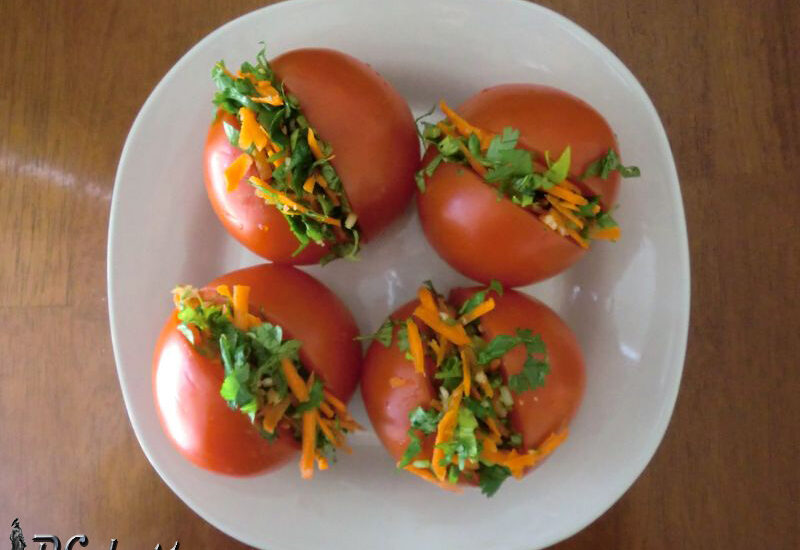 Начинить помидоры зеленью и чесноком