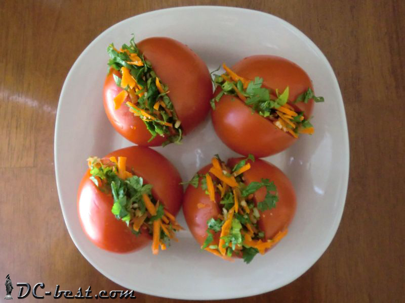 Начинить помидоры зеленью и чесноком