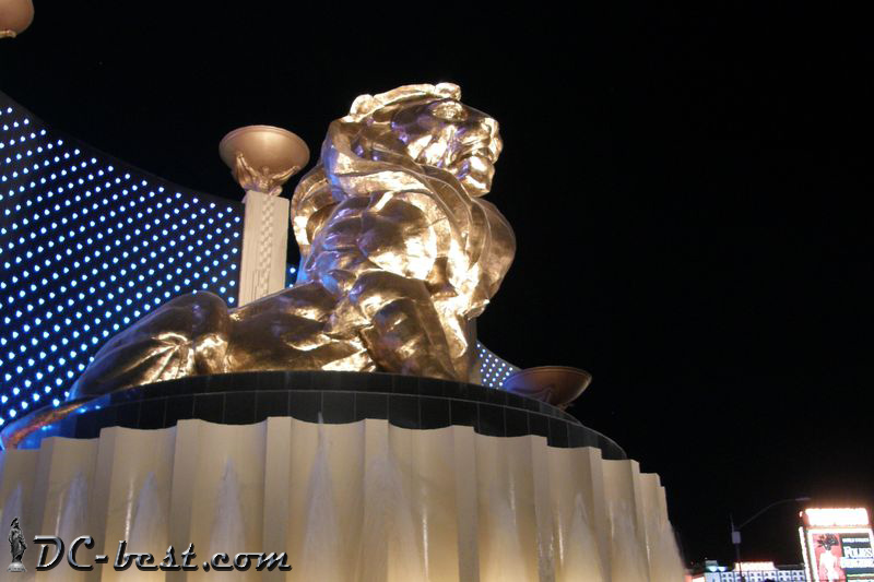 Бронзовая статуя льва Metro на входе в казино MGM Grand
