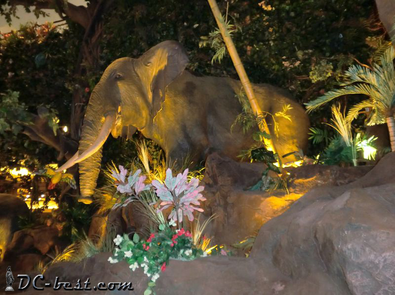 Статуя слона в Rain Forest кафе