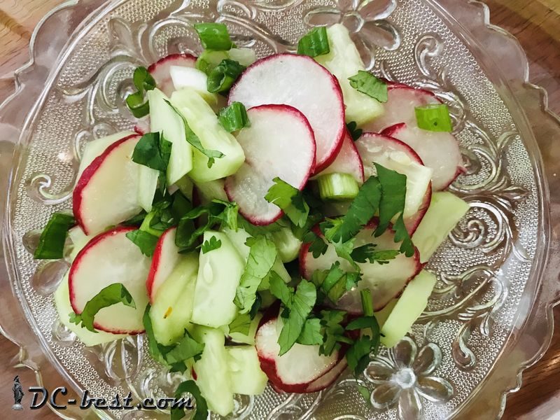 Салат из огурцов, редиса, зеленого лука