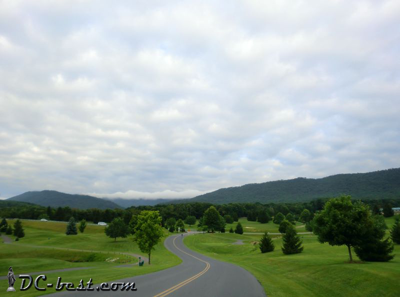 Дорога между гольф-полями в городке Massanutten, Virginia