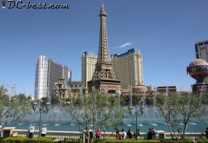 Вид на Эйфелеву башню со стороны казино Bellagio. Las Vegas, Nevada