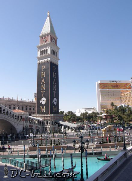 Колокольная башня Campanile di San Marco перед казино Venetian. Las Vegas, Nevada