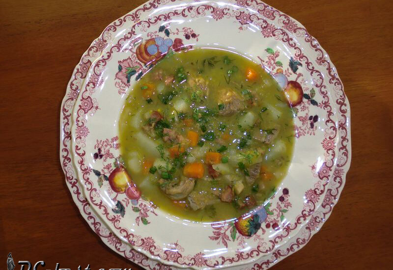 Суп из зеленой чечевицы с говядиной, ветчиной и копчеными колбасками