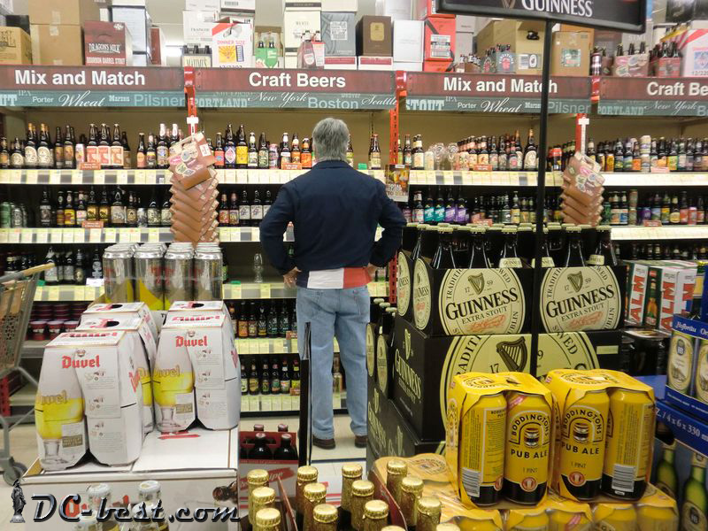 Джон выбирает пиво в магазине Total wine & More