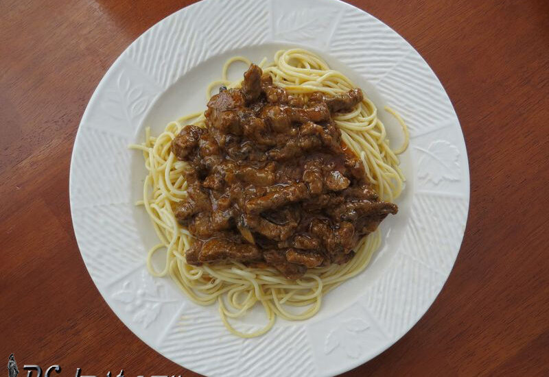 Бефстроганов со спагетти