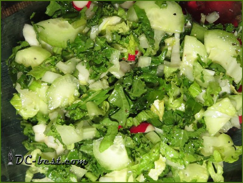 Салат из зеленого салата, огурцов и редиски